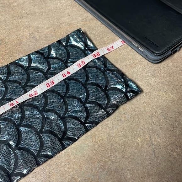 Shimmery/shiny mermaid leggings. Stretchy kids size 4X 🧜♀️super cute scales - Picture 8 of 8